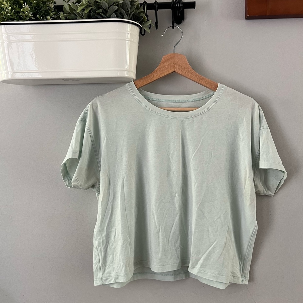 Lululemon cropped mint green short sleeve shirt